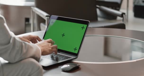 手持第一人称视角 商人工作在带有绿色屏幕的笔记本电脑上 彩色键模板 — 图库视频影像