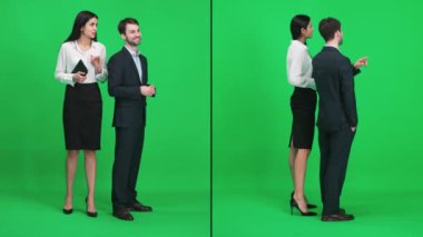 Ekranı ayır, takım elbiseli kadın ve erkek krom anahtarın yeşil alanında durur, önlerine bakarken konuları tartışır, yeşil arka planda bir şablon, iş yerinde emlakçılar.