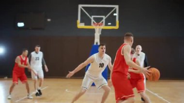 Uluslararası basketbol maçı, iki takım arasındaki karşılaşma, spor yaşam tarzı, gece vakti aktif erkek oyunu, sinema ışığı..