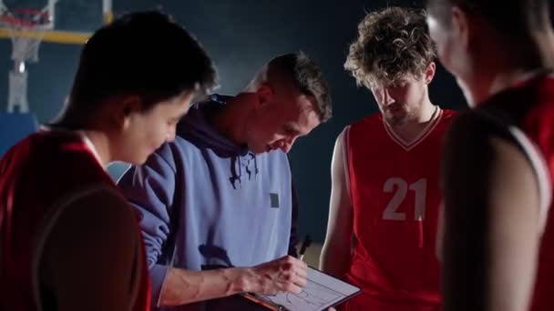 Międzynarodowy Mecz Koszykówki Trener Instruuje Graczy Drużynowych Taktyce Gry Pomocą — Wideo stockowe