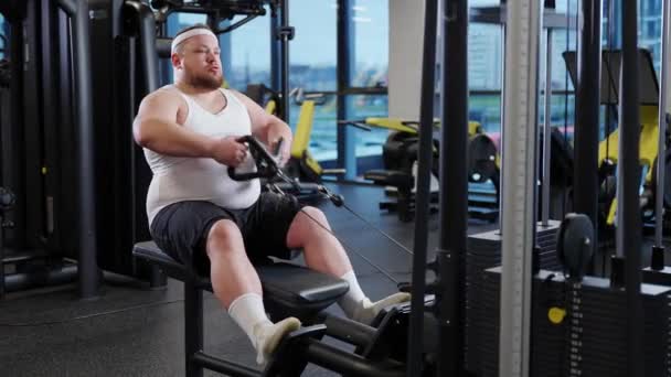 Vetverbranding Overgewicht Grappige Man Tillen Blokken Roeimachine Training Blok Apparaat — Stockvideo