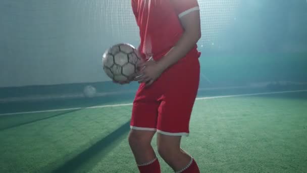 若いサッカー選手はサッカーボールでトリックを実行し サッカーボールを投げ バランスをとります — ストック動画