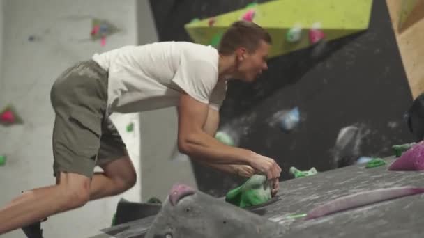 登山壁でのプロのクライマーのトレーニング ロッククライミングを実践し ジャンプ 垂直ビデオを作る — ストック動画