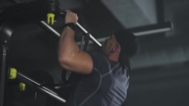 Tekerlekli sandalyedeki engelli sporcu barfiks çekiyor, spor salonu eğitimi alıyor, engelli insanlar....