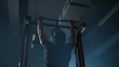 Tekerlekli sandalyedeki sporcu barfiks çekiyor, beden eğitimi ve fiziksel aktivite, engelli insanlar....