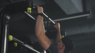 Tekerlekli sandalyedeki engelli sporcu barfiks çekiyor, spor salonu eğitimi alıyor, engelli insanlar....