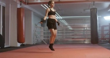 Kadın boksör antrenmanları, ip atlama, koordinasyon eğitimi, boks salonunda kickboks antrenmanı, formda vücut..