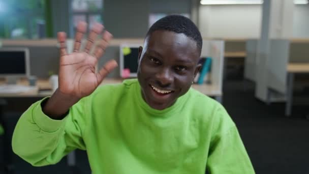 Portret Wesołego Afrykańskiego Projektanta Tle Międzynarodowej Przestrzeni Biurowej Młody Człowiek — Wideo stockowe