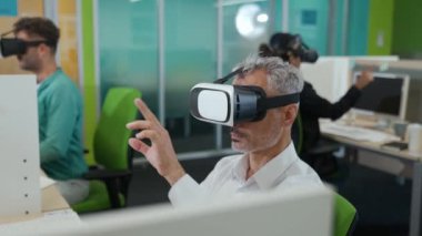 Uluslararası modern ofis, modern arayüzü kullanan sanal gerçeklik gözlükleriyle geliştiriciler ve projeler üzerinde çalışmak için ek gerçeklik, görsel grafikler için şablon.