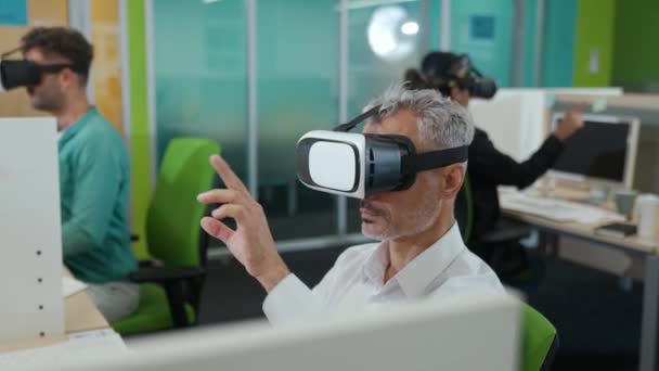 Nemzetközi Modern Iroda Fejlesztők Virtuális Valóság Szemüvegben Modern Interfészt Használva — Stock videók