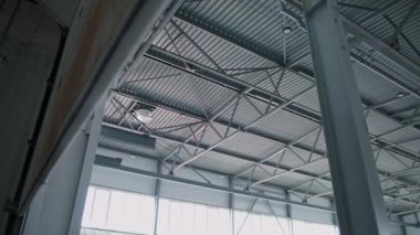 Hangar, inşaat alanı, boş bir lojistik deposunun bölgesinde yürüyor..
