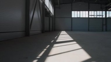 Endüstriyel mimari, boş bir lojistik deposunun bölgesinde yürümek, sinematik ışıklandırma..