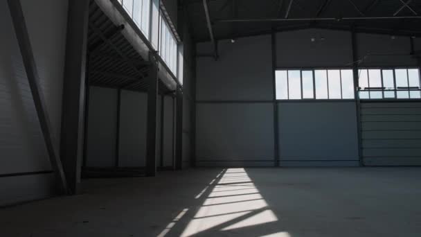 ハンガー 工業建築 空の物流倉庫 映画照明の領域を歩く — ストック動画