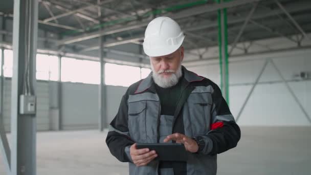 Porträt Eines Erwachsenen Grauhaarigen Arbeiters Mit Schutzhelm Techniker Steht Und — Stockvideo