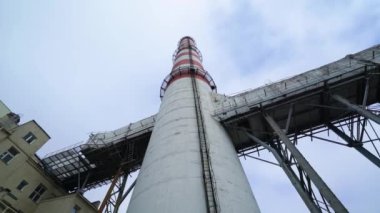 Termik santral, boruların düşük açılı görüntüsü, fabrikanın endüstriyel yapısı, sanayi manzarası..