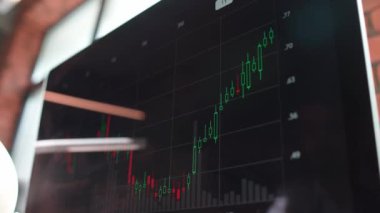 Kripto para ticareti, modern ofis, mali veriler ve ekrandaki yansıma, kripto para birimi işi.