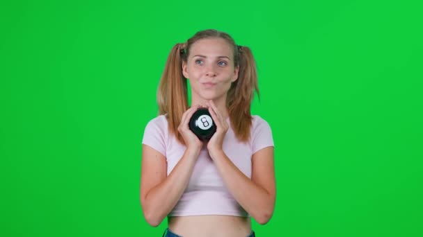 Mulher Caucasiana Sala Verde Olha Para Câmera Jovem Faz Desejos — Vídeo de Stock