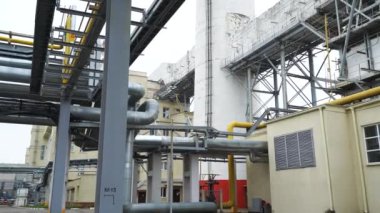 El bilgisayarı, termoelektrik santrali, boruların düşük açılı görüntüsü, fabrikanın endüstriyel yapısı, sanayi manzarası, ekoloji.