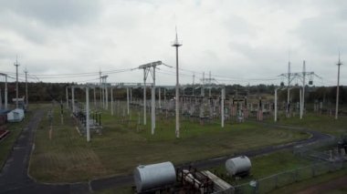 Akşam vakti, elektriğin taşınması, devasa termal güç istasyonu, kablolu çelik kulelerin yüksekliğinden manzara, çevre sorunları, ahbap, hava manzarası.