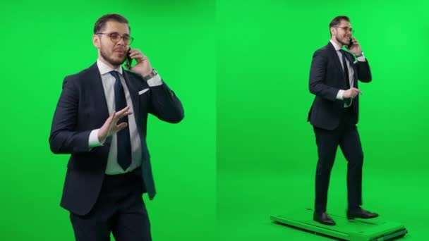 スプリットグリーンスクリーン トップマネージャー グリーンルームの背景に歩いてスマートフォンで話すビジネスマン 染色体テンプレート — ストック動画