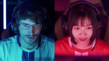 Bölünmüş ekran, kulaklıklı odaklanmış oyuncuların portresi, iki oyuncunun karşılaşması, uluslararası şampiyonada siber sporcular, mavi ve kırmızı neon ışıklı.