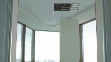 Çalışma alanı, panoramik pencereli boş ofis alanı, gökdelen içindeki ofis alanı.