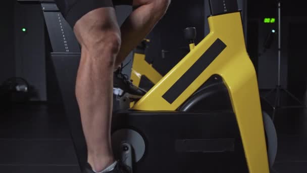 Männertraining Auf Einem Spin Bike Aerobic Ausdauertraining Den Simulatoren Fitnessstudio — Stockvideo