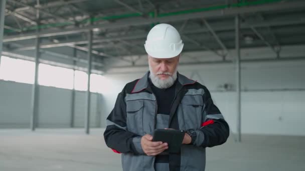 Porträt Eines Erwachsenen Grauhaarigen Arbeiters Mit Schutzhelm Techniker Steht Und — Stockvideo