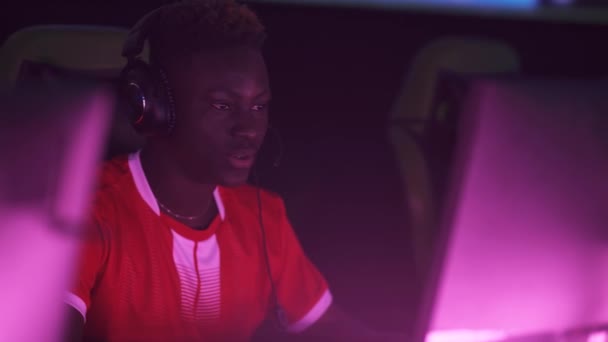 一个非洲男子游戏玩家的肖像 玩电子游戏 网络游戏运动员在国际锦标赛上的表现 与团队的胜利情绪 — 图库视频影像