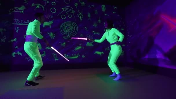 Genç Bir Çift Neon Eğlence Parkında Eğleniyor Bir Erkek Bir — Stok video