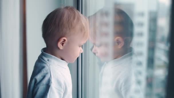 Дитинство Під Час Блокування Маленька Дитина Домашньому Карантині Дивлячись Вікно — стокове відео
