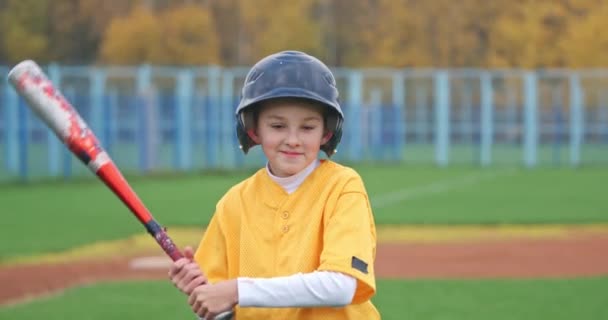 Portrét Chlapce Baseballového Hráče Rozmazaném Pozadí Pálkař Drží Baseballovou Pálku — Stock video