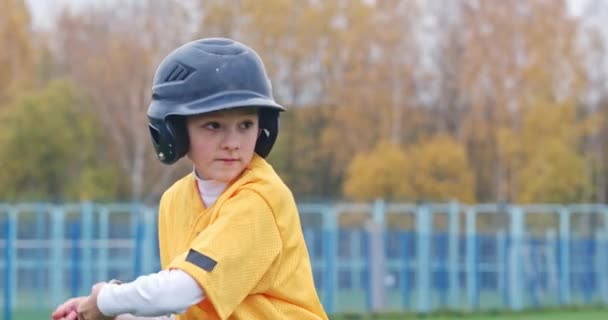 Portrait Joueur Baseball Garçon Sur Fond Flou Batteur Équipement Protection — Video