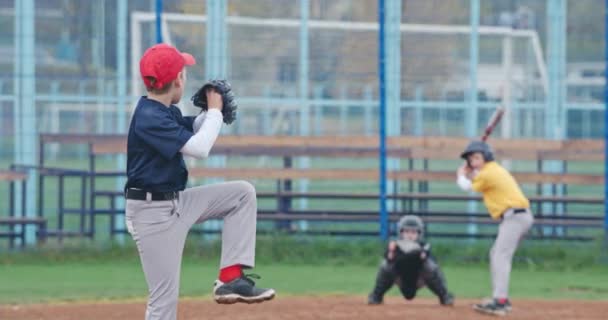 Yavaş Çekim Okulda Beyzbol Turnuvası Beysbol Oynayan Çocuklar Atıcı Topu — Stok video