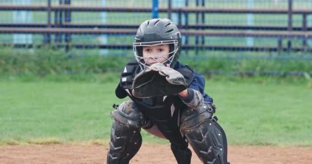Porträtt Pojke Baseball Spelare Suddig Bakgrund Fångar Catcher Skyddsutrustning Flygande — Stockvideo