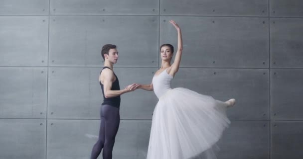 Eleganta Par Klassiska Balettdansare Repeterar Dans Grå Bakgrund Romantisk Dans — Stockvideo