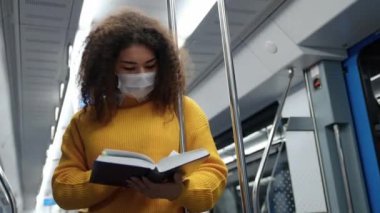 Koyu tenli genç bir kadın metroya biner ve kitap okur. Tıp maskeli bir öğrenci üniversiteye okumaya gider..