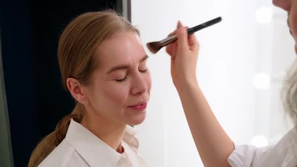 Skin Toning Process Kvinnlig Makeup Artist Göra Make Presentatör Innan — Stockvideo