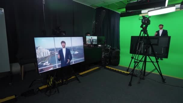 Sahne Arkası Yerindeki Haber Spikeri Adam Kameraya Bakıyor Konuşuyor Stüdyo — Stok video