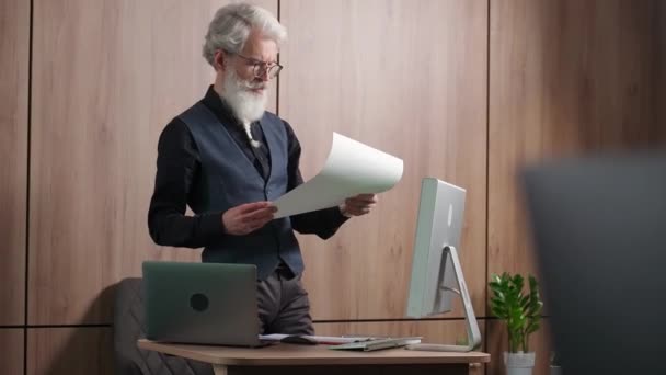 Dospělý Šedovlasý Architekt Kontroluje Kresby Objektů Přemýšlivý Univerzitní Přednášející Kontroluje — Stock video
