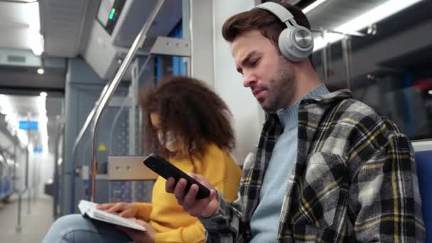 Studerende Går Til Studere Metroen Ung Mand Bruger Smartphone Lytter – Stock-video