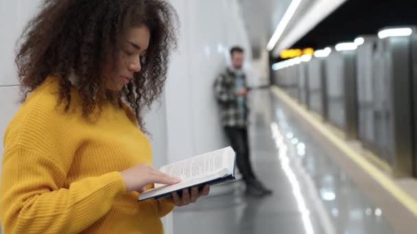 非洲女孩在地铁里等火车 一个年轻的学生去上大学 坐公交 — 图库视频影像