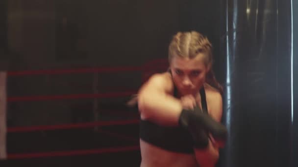 Mujer Combate Entrena Sus Golpes Entrenamiento Gimnasio Boxeo Chica Entrena — Vídeos de Stock