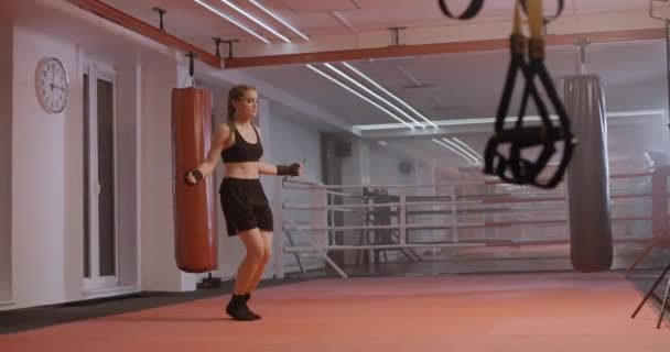 Lutador Feminino Treina Pulando Corda Treinamento Coordenação Dia Treinamento Kickboxing — Vídeo de Stock