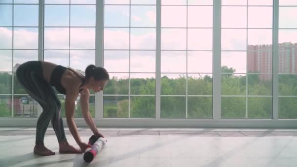 Wellness Ung Kvinna Sprider Yogamatta Amd Mediterar Gör Yoga Ett — Stockvideo