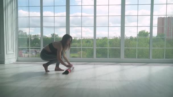 Yilik Genç Bir Kadın Yoga Minderini Yayar Meditasyon Yapar Yoga — Stok video