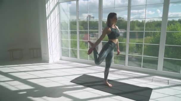 Junge Frau Macht Yoga Einem Weißen Raum Voller Licht Die — Stockvideo