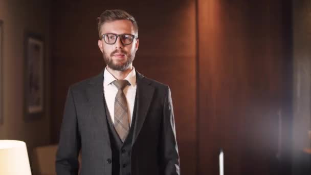 Retrato Jovem Empresário Terno Óculos Homem Posando Quarto Hotel Olhando — Vídeo de Stock