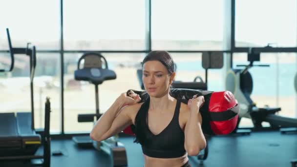 Сила Женщины Спортивная Женщина Выполняют Приседания Грузами Тренировки Мышц Взвешиванием — стоковое видео