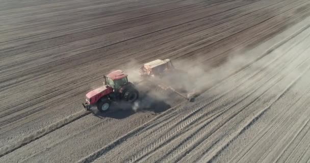 Agricultura Tractores Agrícolas Arar Tierra Campo Polvo Campo Vista Desde — Vídeos de Stock